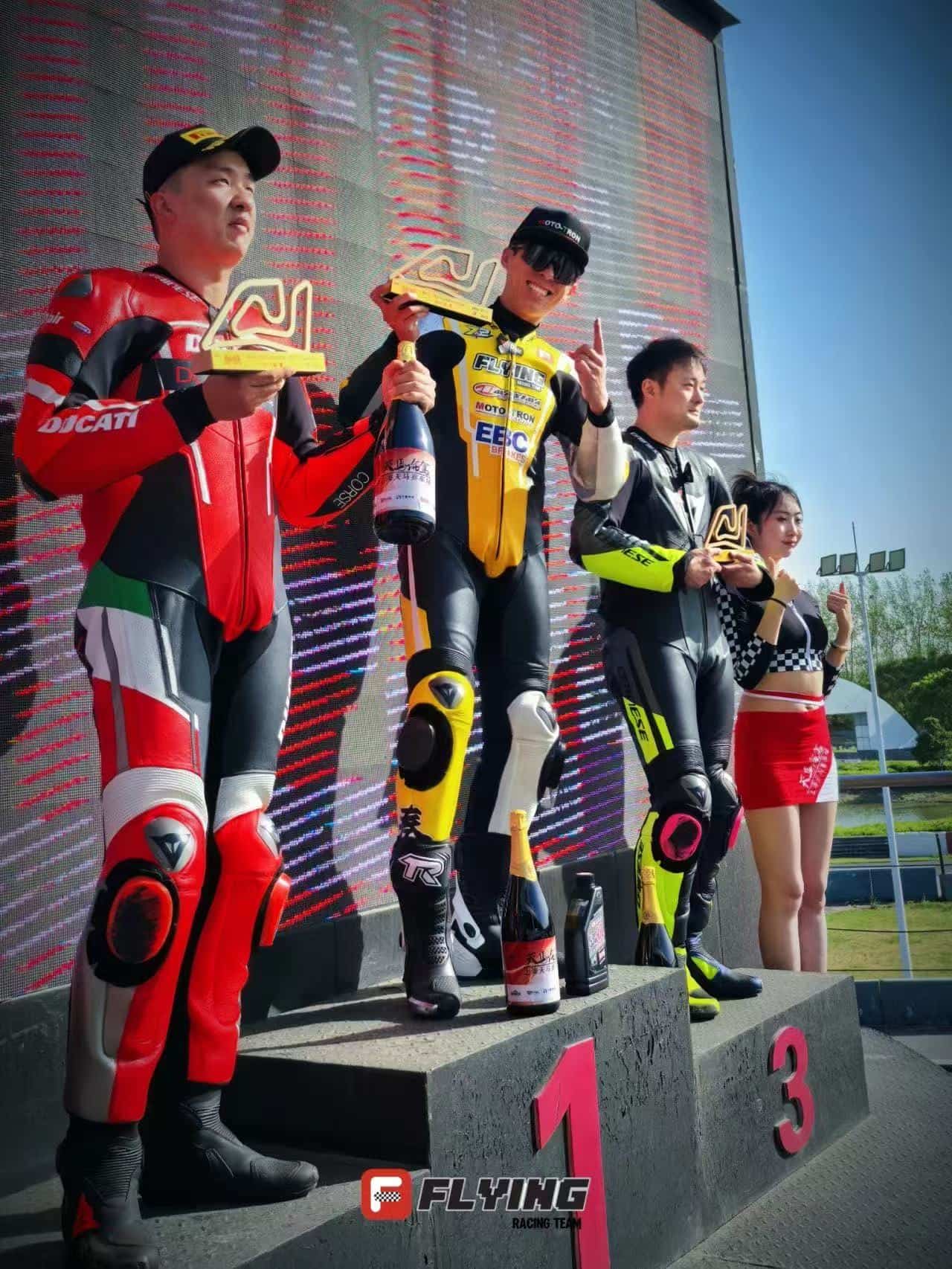 Il pilota dei TR TIGER Qin Tao ha vinto il campionato sotto la pioggia! Gli stivali da corsa X-TWO imitano il dominio della pista!